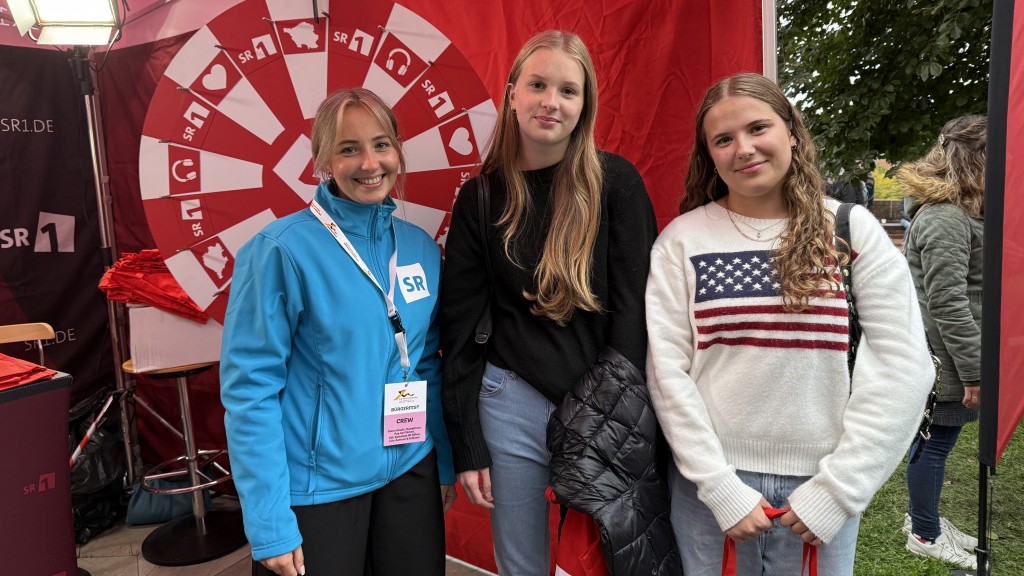 Tag der deutschen Einheit 2025: Besucherinnen am SR 1 Stand