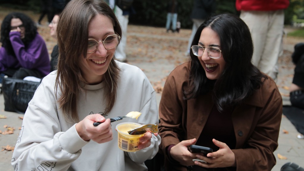 Neuer Trend: junge Leute essen Pudding mit der Gabel