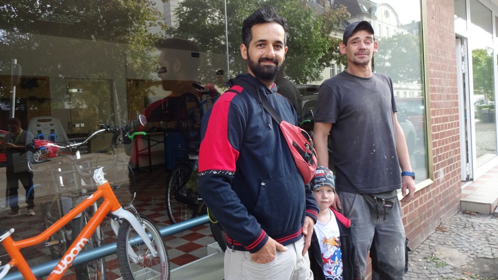 v. l.: Mani Issazadeh, Benni und Christian Gothier vor der Fahrradwerkstatt