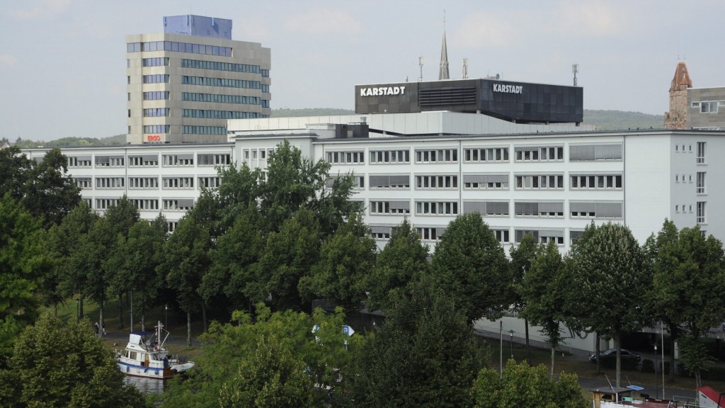 im Vordergrund das ehemalige Finanzamt Saarbrücken am Stadtgraben