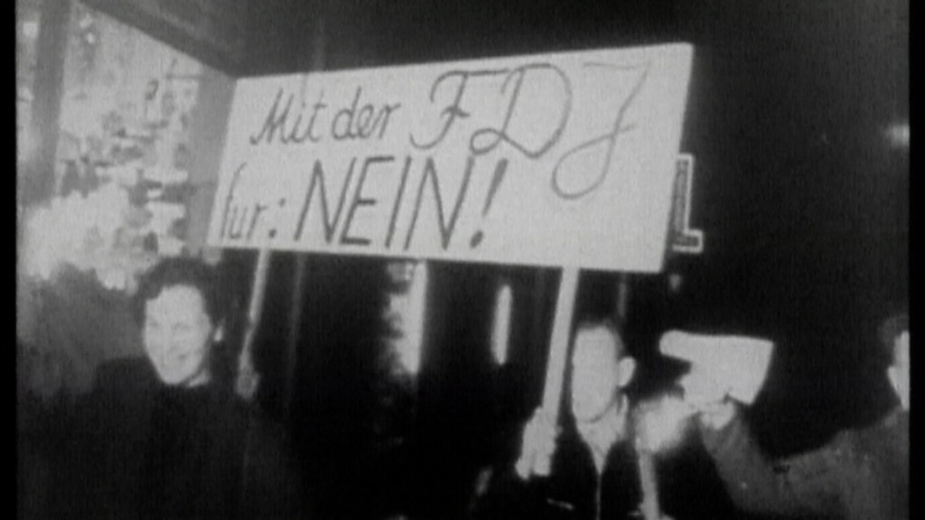 Foto: Menschen mit einem Schild mit der Aufschrift: Mit der FDJ für: Nein