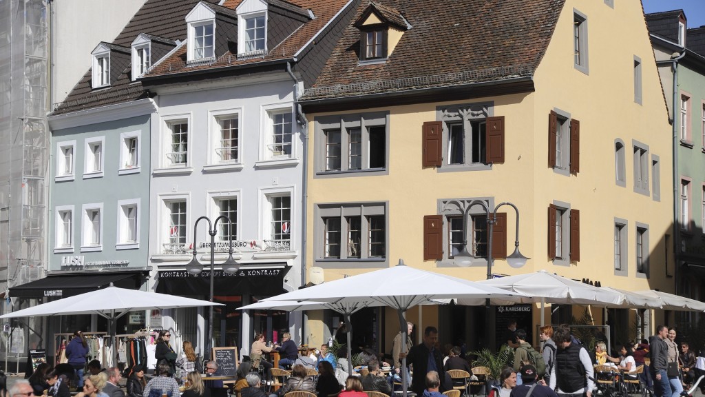 Foto: Menschen sitzen vor Restaurants auf dem St. Johanner Markt in Saarbrücken