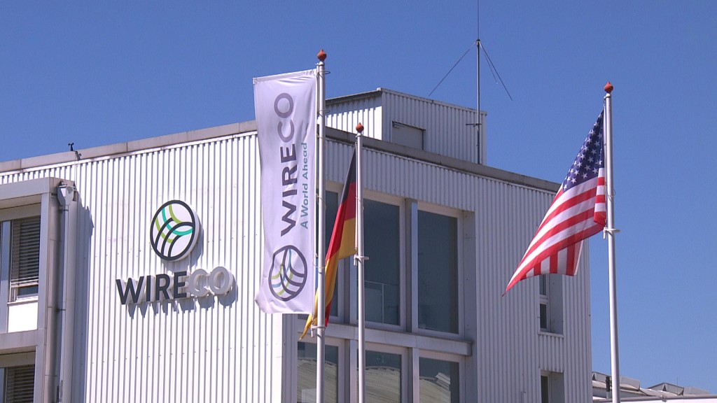 Wireco. Firmengebäude mit Schriftzug und Flaggen