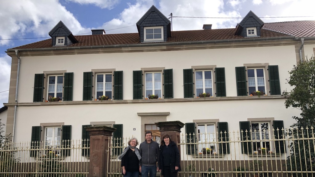 Familie Ecker vor ihrem Bauernhaus in Niedaltdorf 