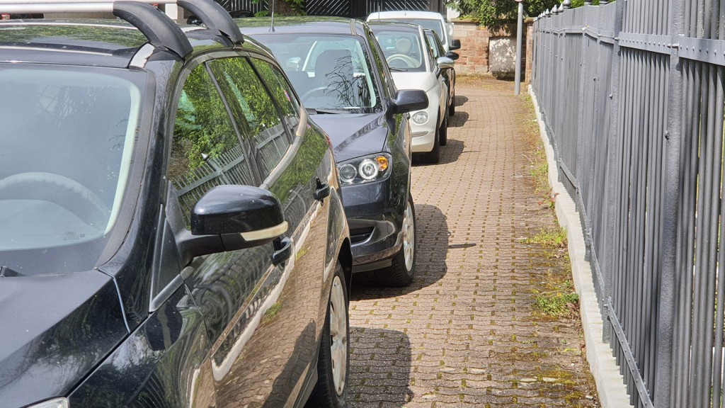 Autos parken auf Gehweg