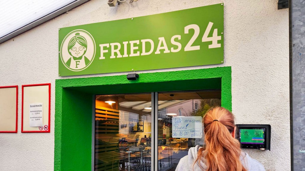 Foto: Eine Kundin steht vor einem automatischen Selbstbedienungs-Supermarkt „Friedas 24“