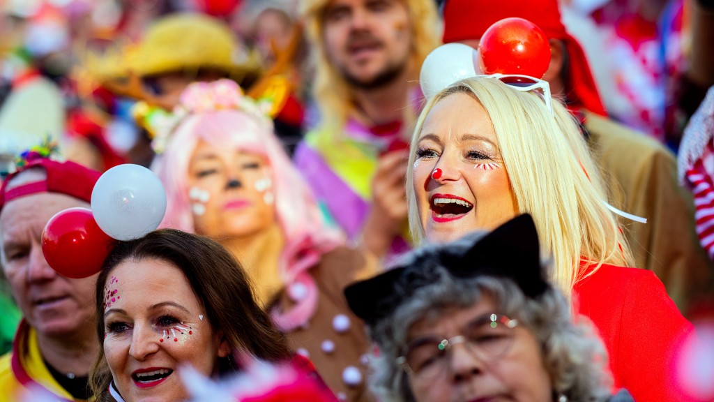 Menschen in Kostümen feiern Karneval