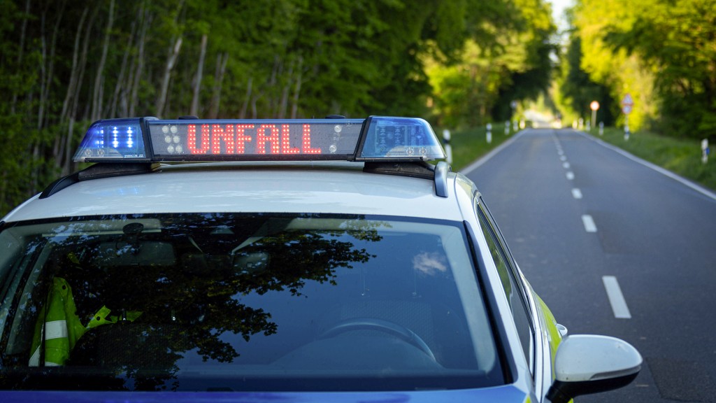Foto: Polizei bei einem Unfall-Einsatz auf einer Landstraße