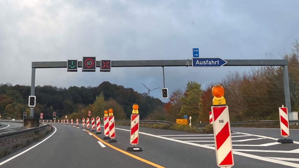 Baustelle auf der Autobahn vor den Tunnel Pellinger Berg. Eine Fahrspur gesperrt.