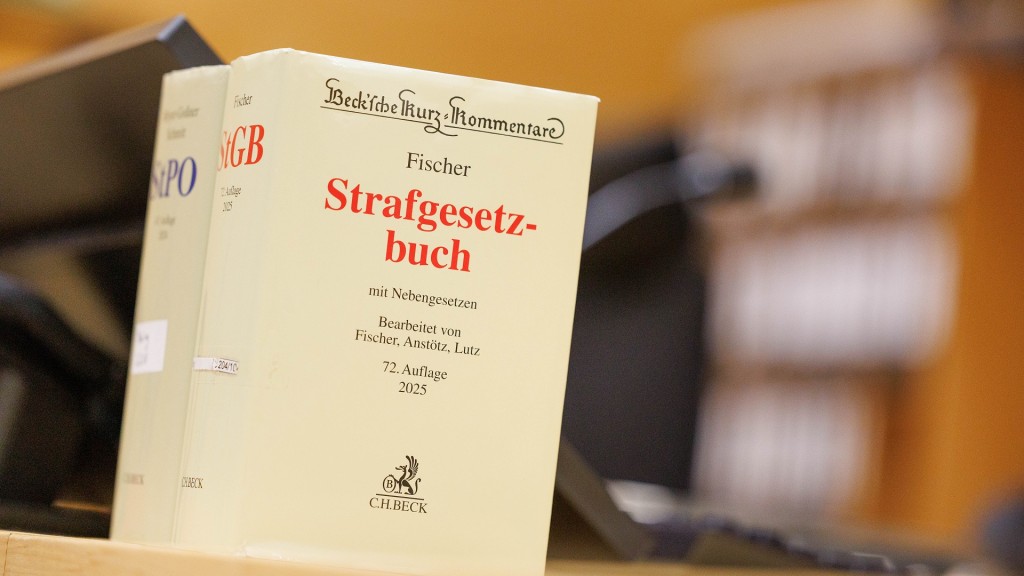 Strafgesetzbuch steht auf einem Pult im Gericht