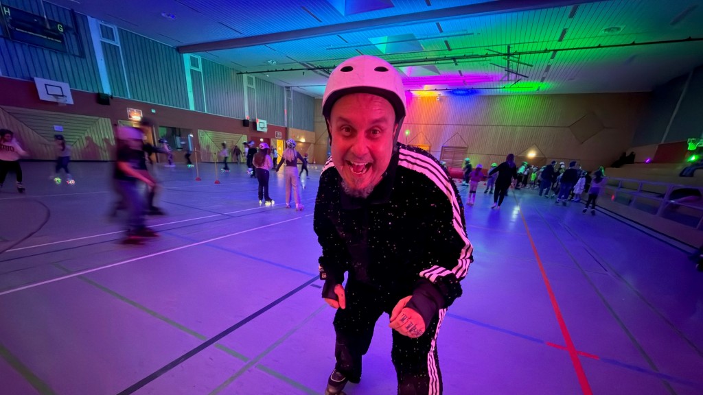 SR 3 Reporter Jörn Dreßler bei der Rollschuh-Disco in Theley