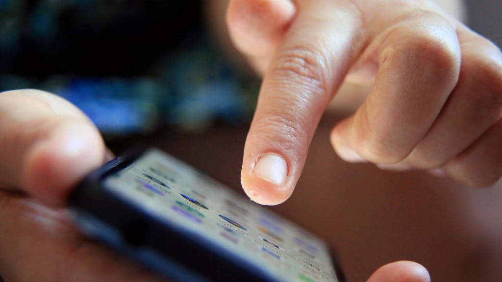 Symbolfoto: Eine Person nutzt die Uber-App auf dem Smartphone.