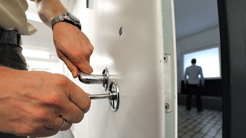 Eine Gefängniszelle wird aufgeschlossen