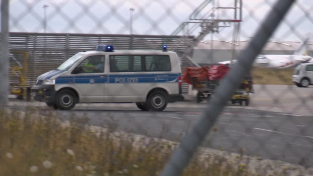 Foto: Polizeiwagen hinter einem Gitterzaun