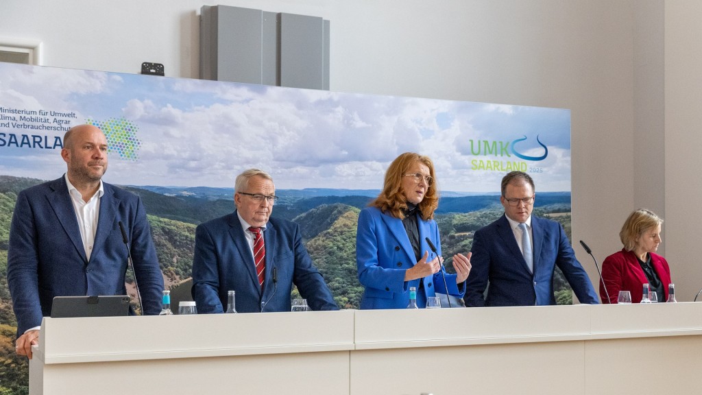 Foto: Der hessische Umweltminister Ingmar Jung, der Umweltminister aus Mecklenburg-Vorpommern Till Backhaus, die saarländische Umweltministerin Petra Berg, der Bundesumweltminister Carsten Schneider und die Umweltministerin aus Rheinland-Pfalz Katrin Ede