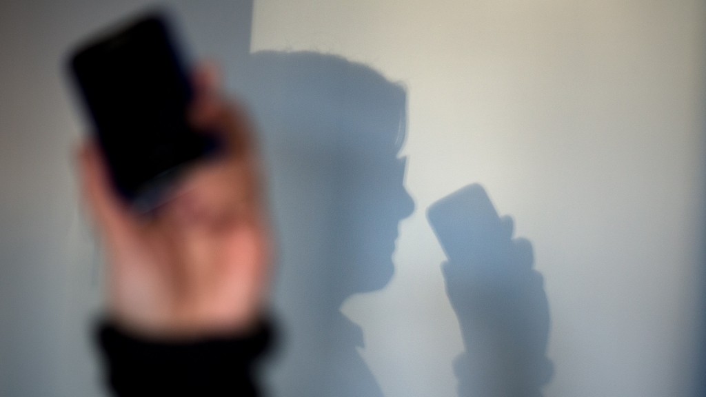 Foto: Ein Telefon vor einem Schatten an der Wand