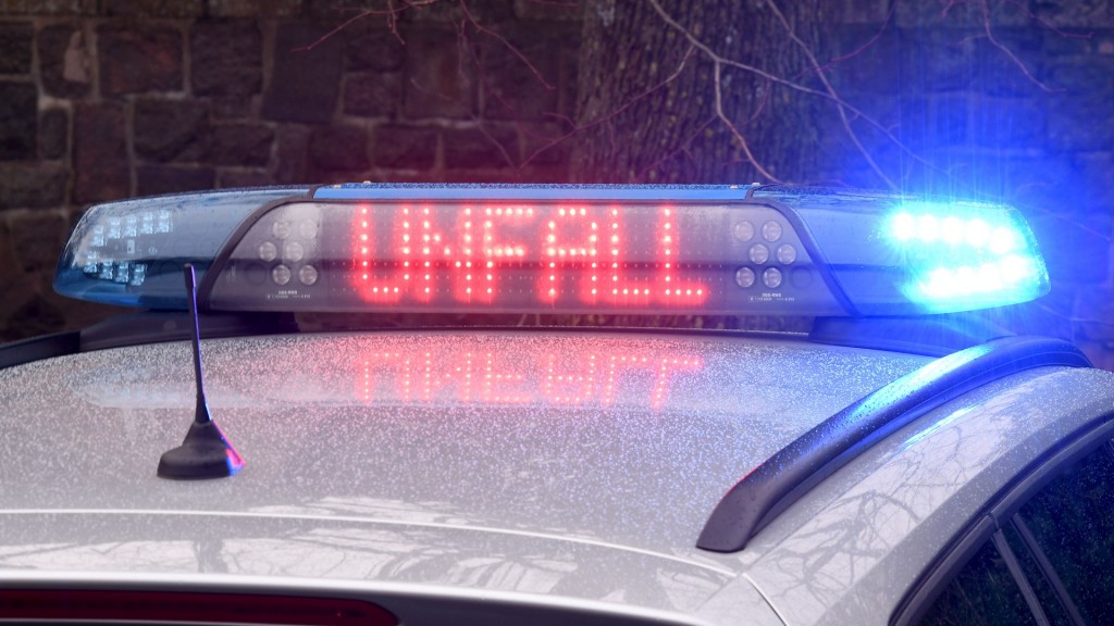 Foto: Die Leuchtschrift «Unfall» ist auf dem Dach eines Streifenwagens der Polizei zu sehen.