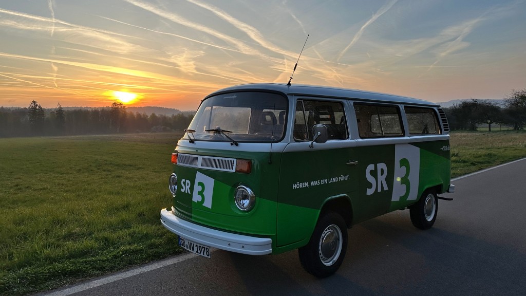 Das SR 3 GuMo-Mobil vor einem Sonnenaufgang nähe Losheimer See