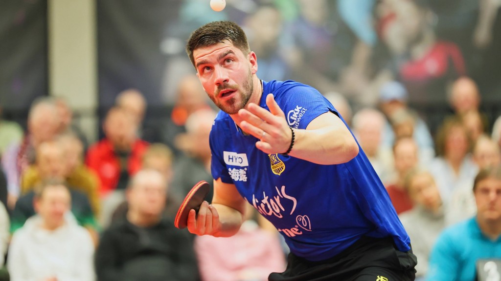 Foto: Patrik Franziska (FC Saarbruecken) beim Aufschlag