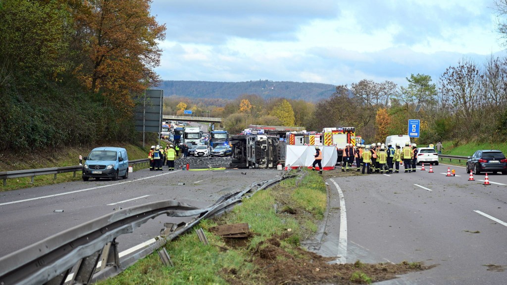 Foto: Ein Lkw durchbricht die Mittelleitplanke auf der Autobahn A 620 bei Saarlouis