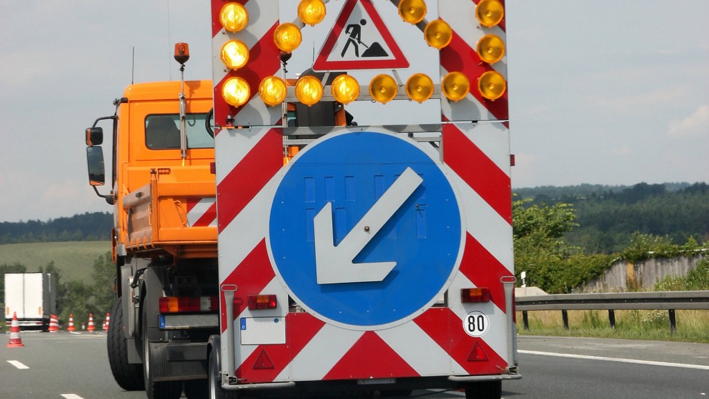 Baustellenfahrzeug auf der Autobahn. Sperrung einer Fahrspur