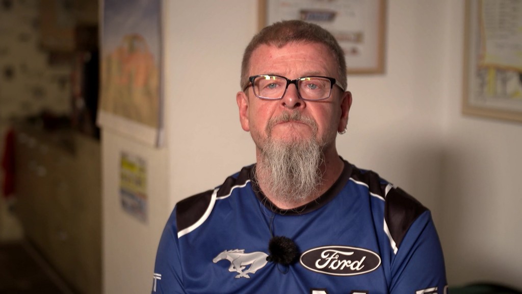 Michael Peters. Im Hintergrund das Schild des Fordwerkes Saarlouis