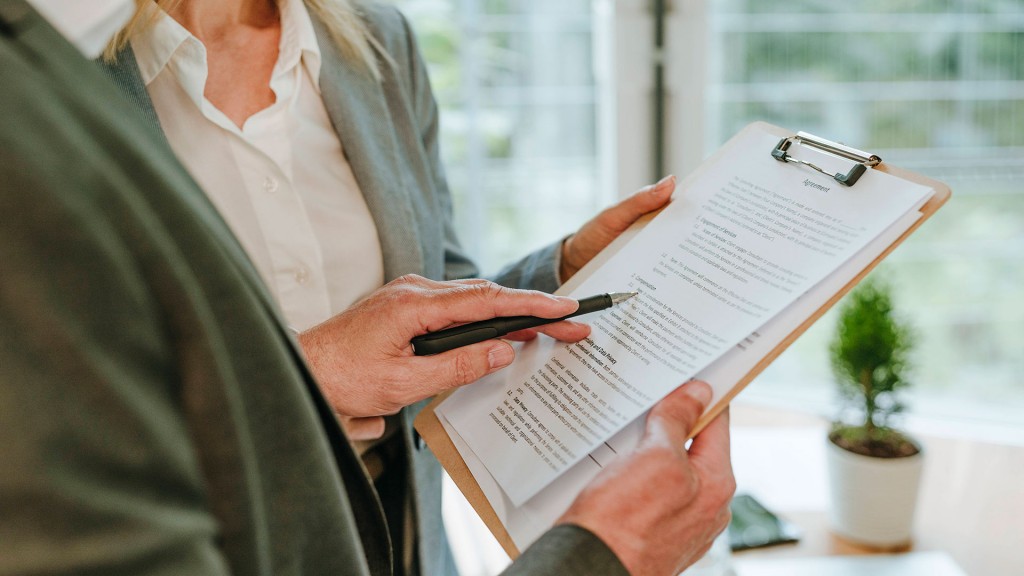 Foto: Zwei Personen besprechen Unterlagen auf einem Klemmbrett