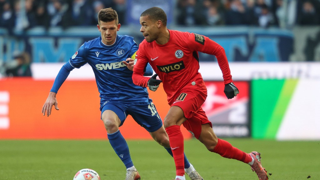 Foto: Gyamerah Jan (SV Elversberg, 30) im Zweikampf mit Marvin Wanitzek (Karlsruher SC, 10)