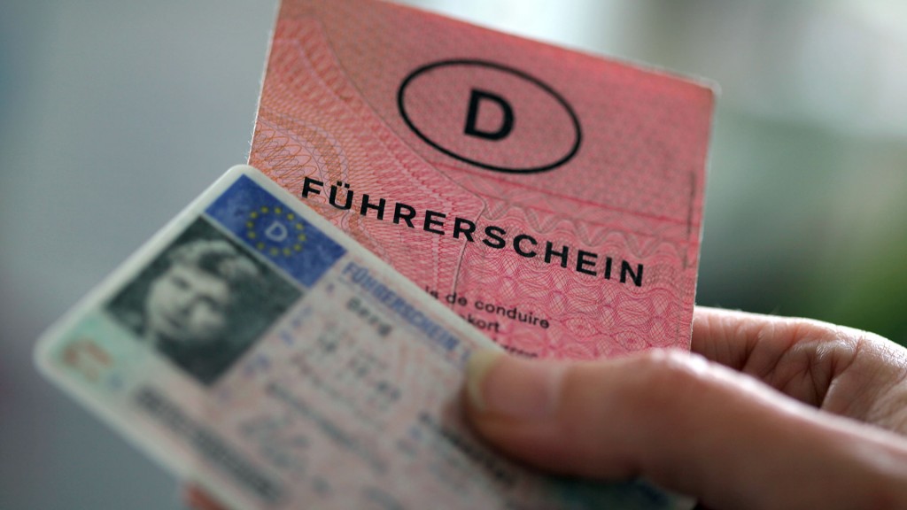Jemand hält zwei Führerscheine verschiedener Generationen in der Hand
