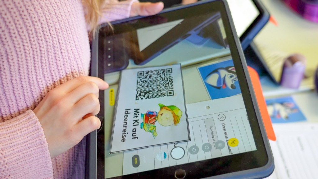 Eine Schülerin lernt mithilfe des KI Chatbot „Telli“ an einem Tablet in der Klasse