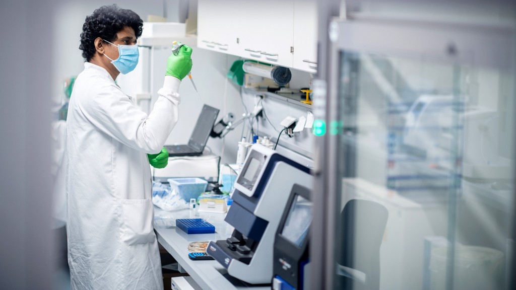 Ein Mitarbeiter eines Pharma-Unternehmens arbeitet in einem Labor.