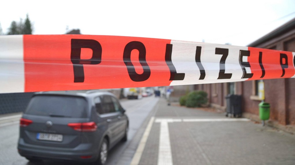 Absperrband der Polizei. Die Spurensicherung untersucht den Tatort.