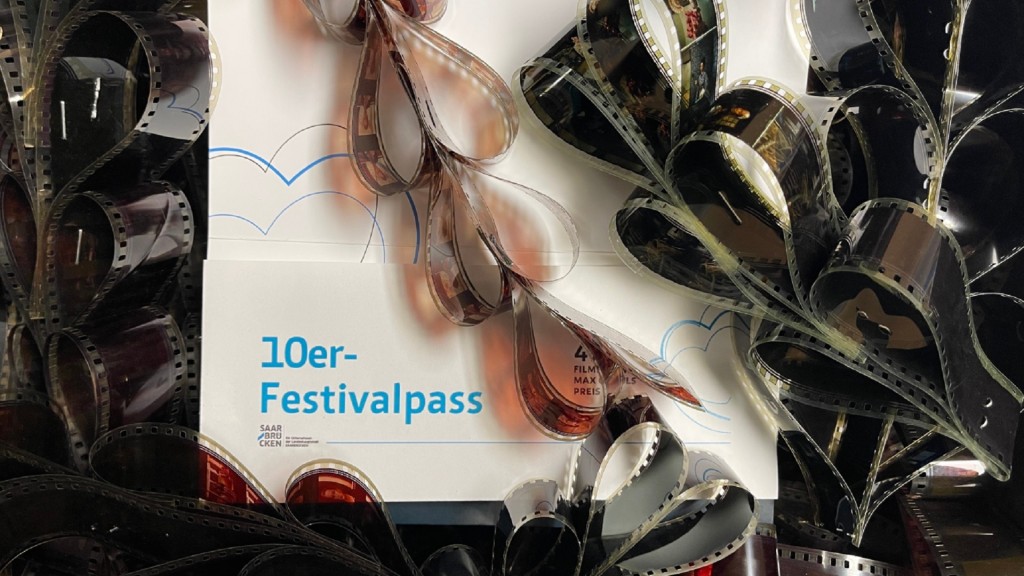 Verkaufsstart der Festivalpässe und Gutscheine. Pass mit Filmstreifen.