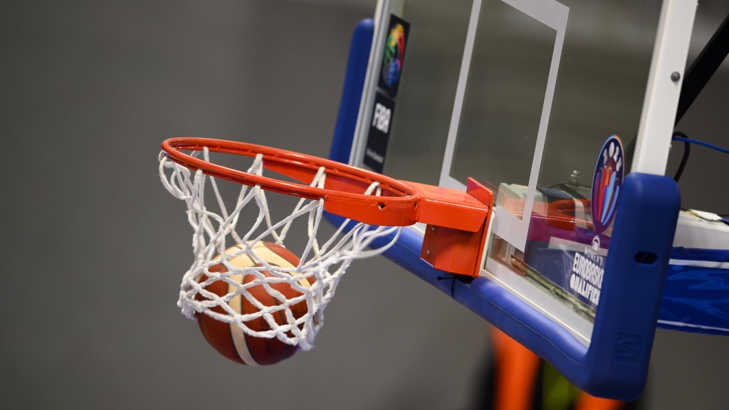 Ein Basketball landet im Korb