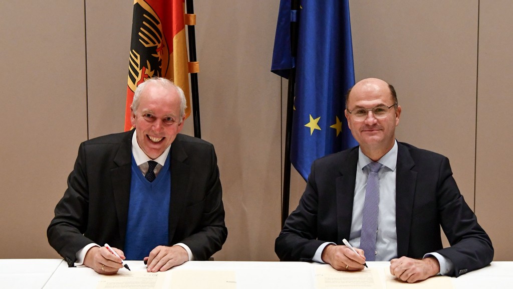 Foto: Die saarländischen und bayrischen Finanzminister Jakob von Weizsäcker und Albert Füracker unterzeichnen eine Absichtserklärung zur Bildung einer Partnerschaft für eine leistungsfähige Steuer-IT