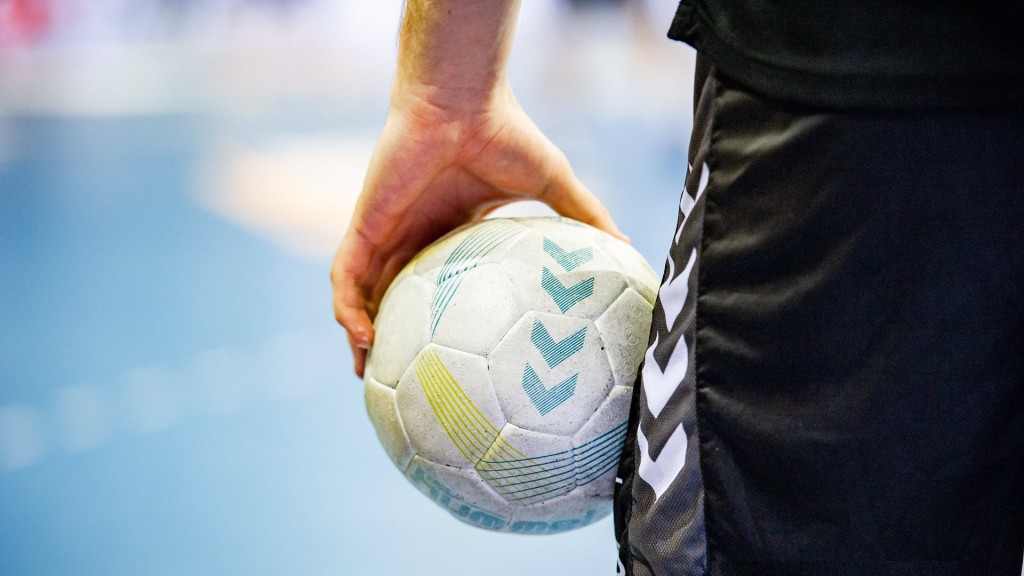 Foto: Mann hält Handball