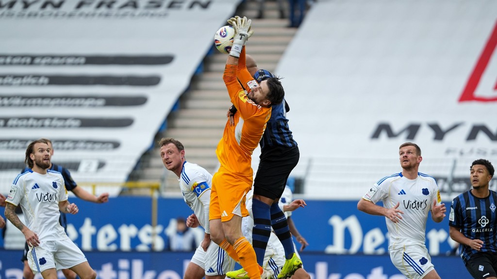 Spielszene in der Partie Waldhof Mannheim gegen 1. FC Saarbrücken