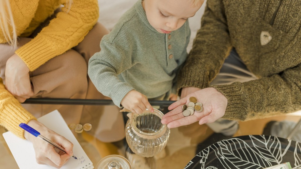 Ein Paar mit einem Kind zählt zuhause Geldmünzen.
