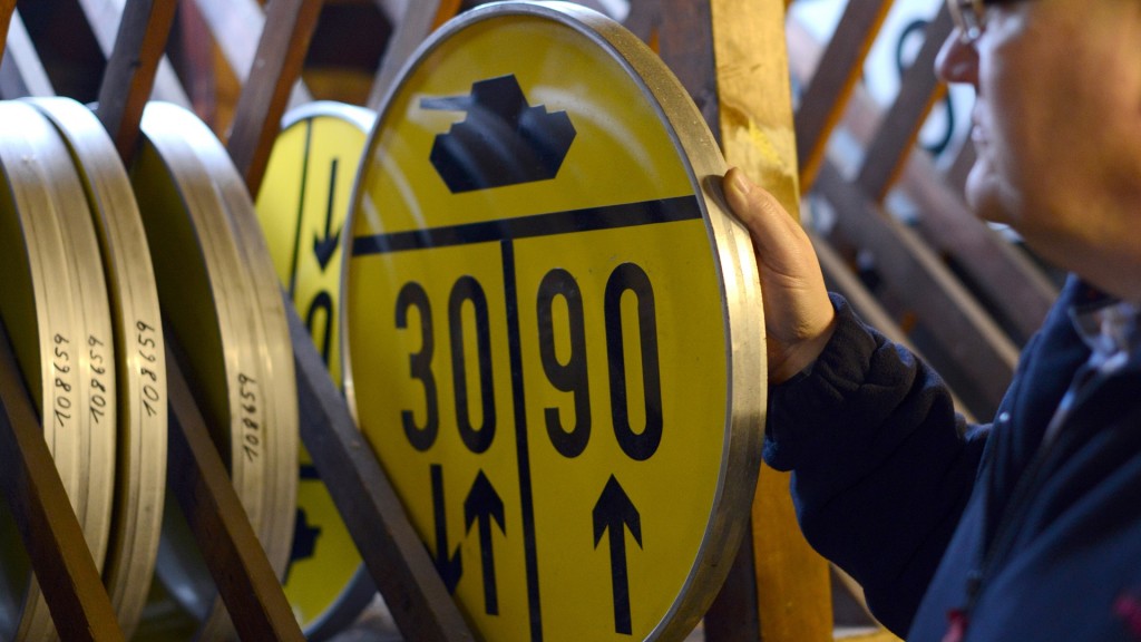 Panzerschild. Ein gelbes MLC-Schild (Military Load Class) in ein Regal 