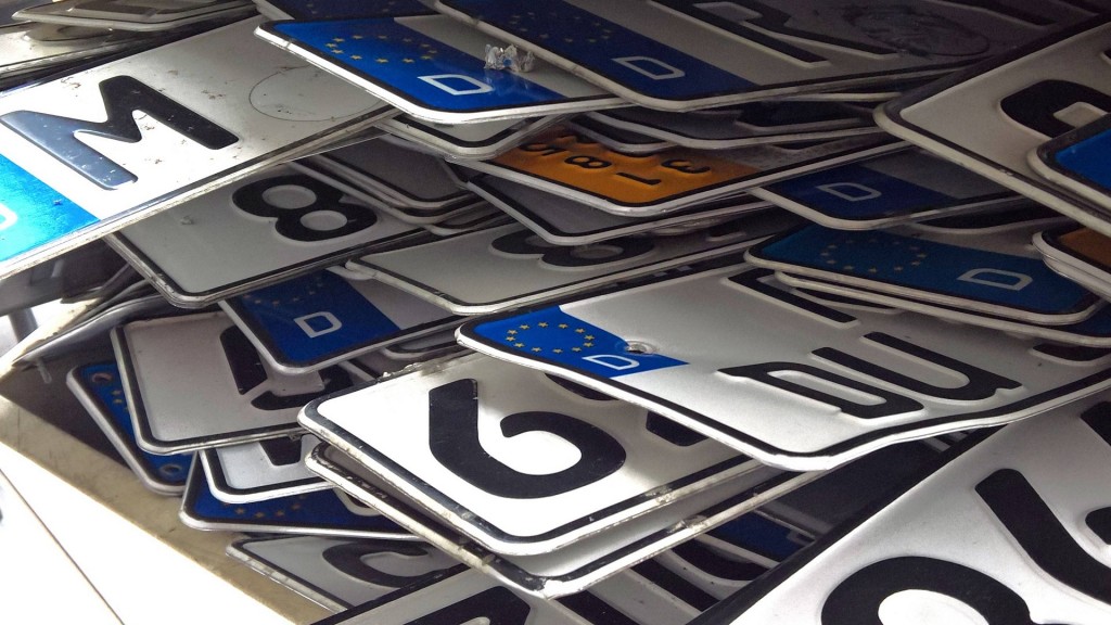 Symbolbild. Stapel mit abmonierten Autokennzeichenschildern