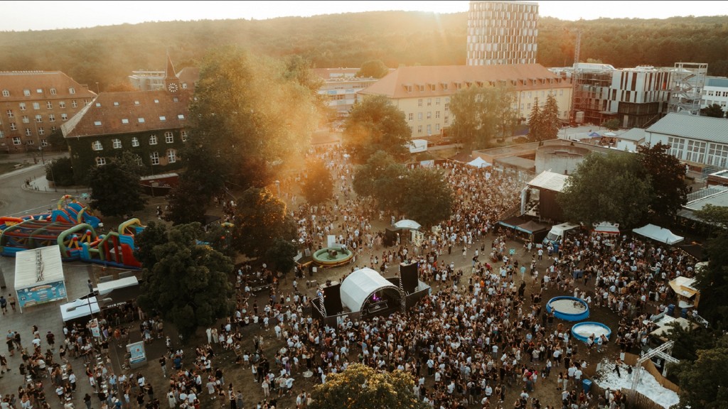 Foto: Menschen feiern beim AStA Campusfestival