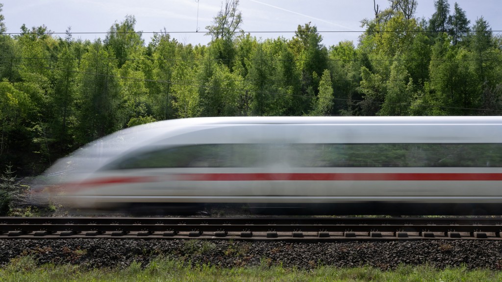 Ein ICE fährt über eine Hochgeschwindigkeitsstrecke