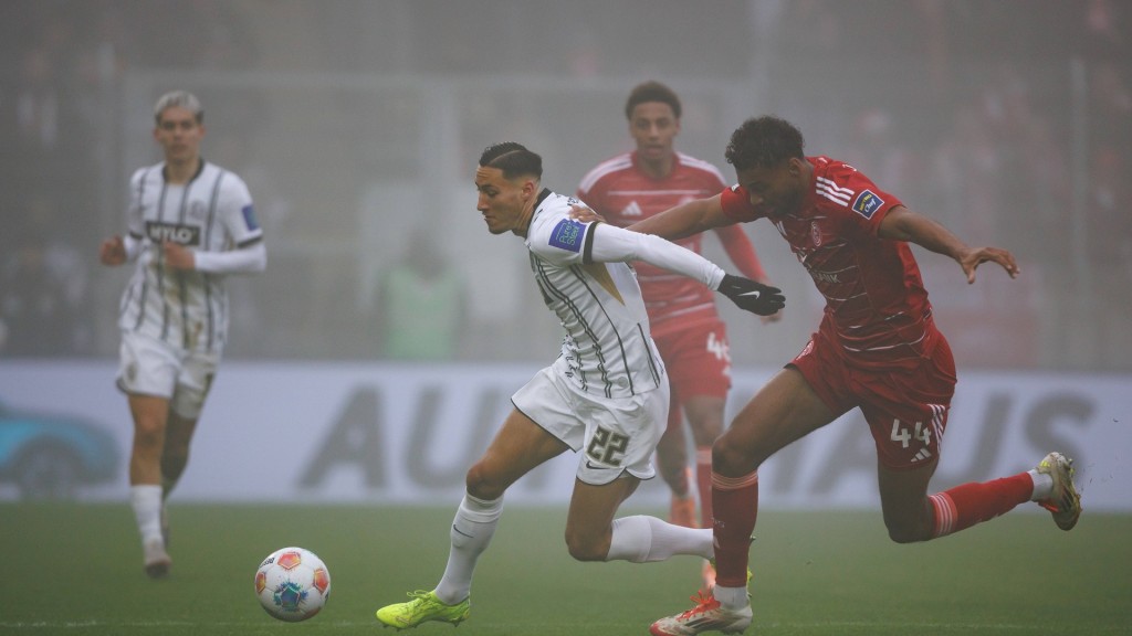 Younes Ebnoutalib (SV 07 Elversberg) im Zweikampf mit Elias Egouli (Fortuna Duesseldorf)