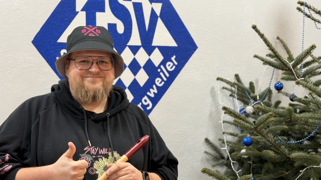 Simon Brück hält seine Flöte in der Hand