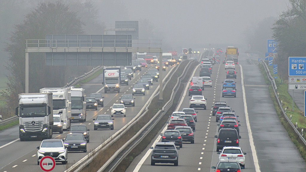Autobahn Verkehr mit Abgasen von Verbrennerautos