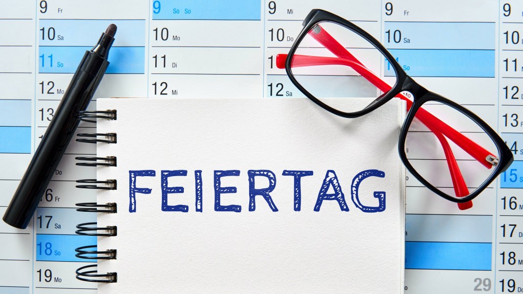 Symbolbild Feiertage. Schriftzug auf einem Notizbuch auf einem Kalender.