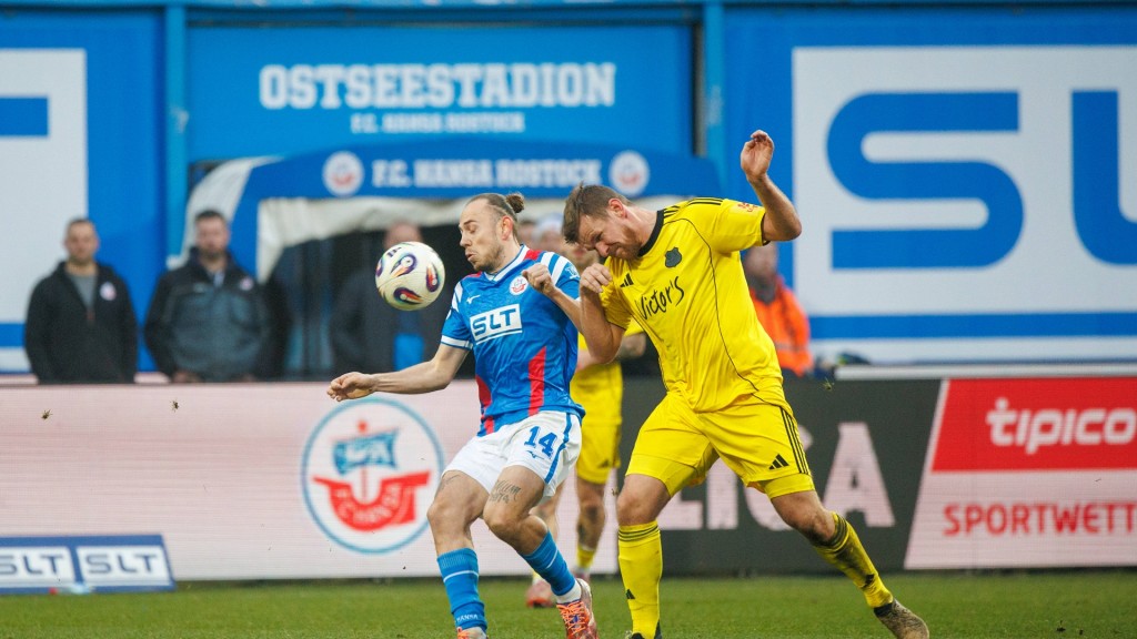Foto: Adrien Lebeau (links/Rostock) gegen Manuel Zeitz (FCS) - im Spiel in Rostock