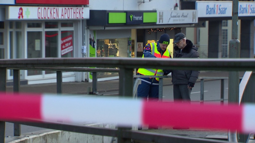 Foto: Bombenentschärfer hinter Absperrband
