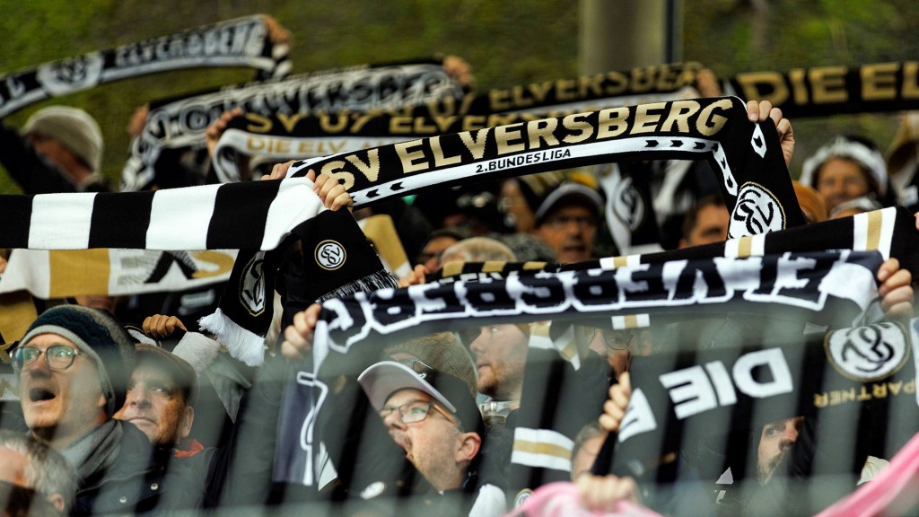 Foto: Fans der SV Elversberg jubeln auf der Tribüne