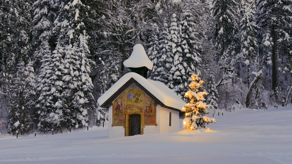 Schneebdenkter Weihnachtsbaum und Kapelle 